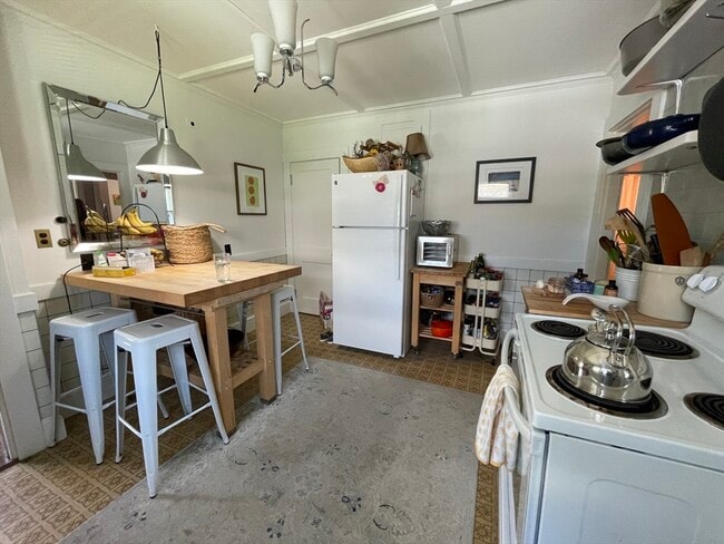 Building Photo - 62 Newport St