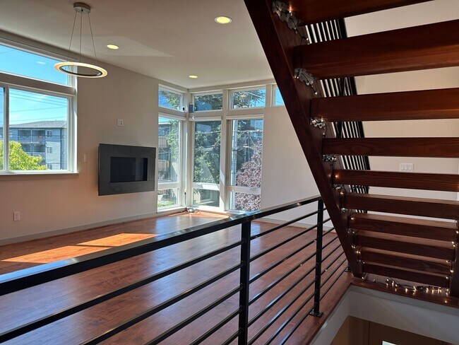 Building Photo - Gorgeous Greenlake Townhouse with Parking