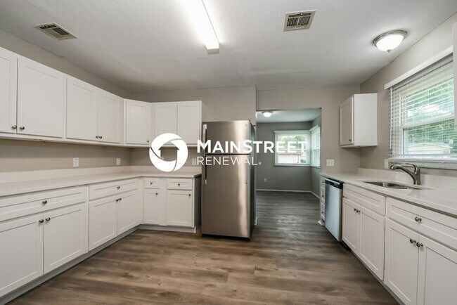 Building Photo - 3 Bedroom Pet-Friendly Home in St. Louis, MO with Main Street Renewal