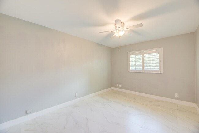 Building Photo - 2603 NE 35th St