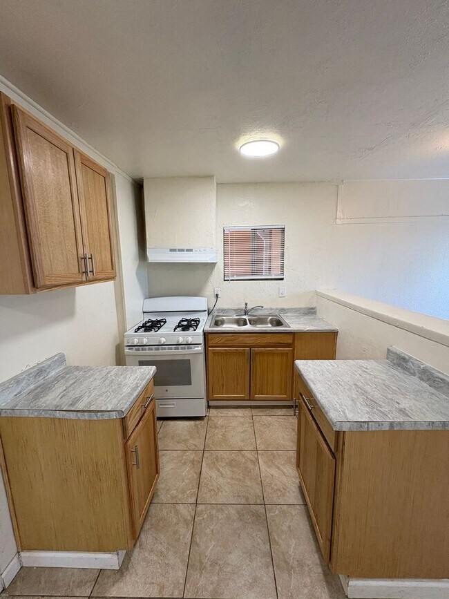 Building Photo - Dinuba country Home Rent Ready !