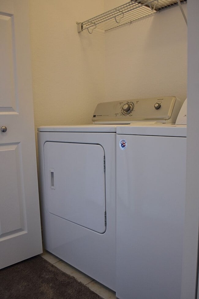 Building Photo - Like NEW 2 Bedroom 2.5 Bath Townhouse in V...