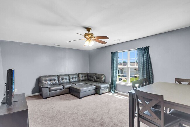 Building Photo - Beautiful & Bright 5BR Home with Large Bac...