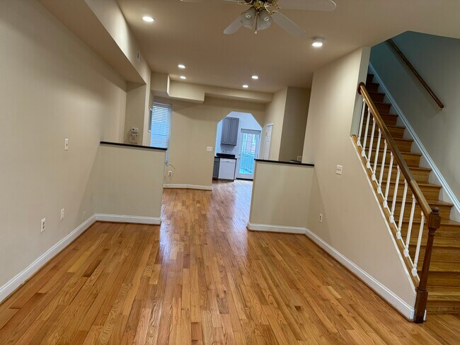 Building Photo - 760 Harvard St NW