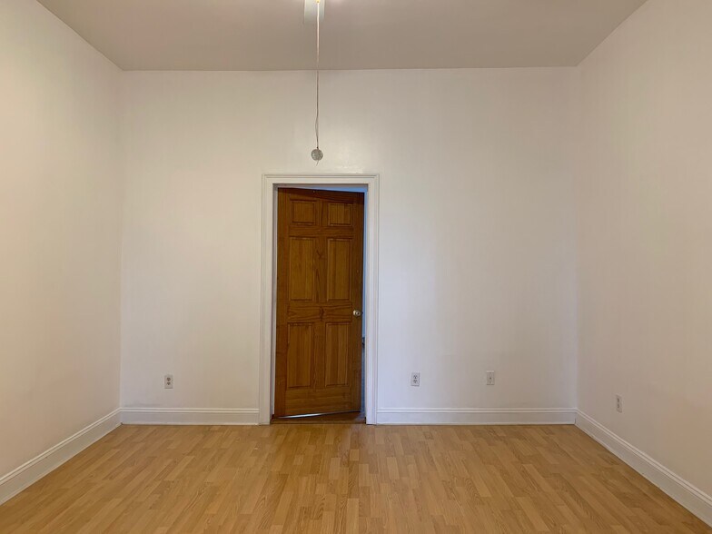 Living Room - 985 Hart St