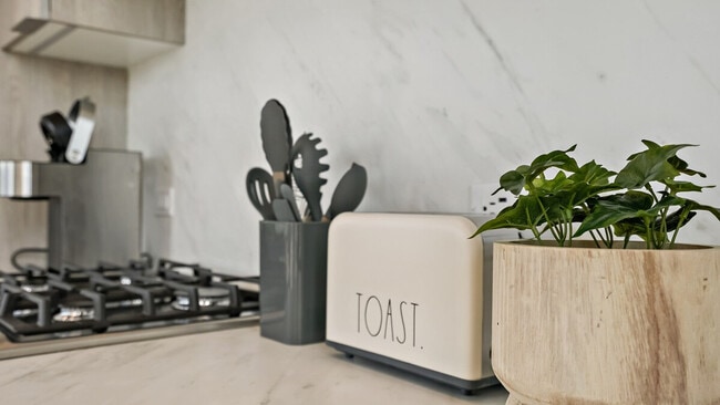 Building Photo - 1901 6th St NW