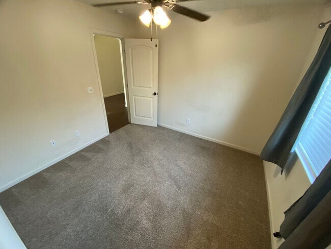 Building Photo - Lovely Home for rent in Visalia,Ca