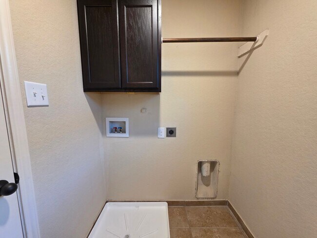 Building Photo - 6838 Lakeview Dr.