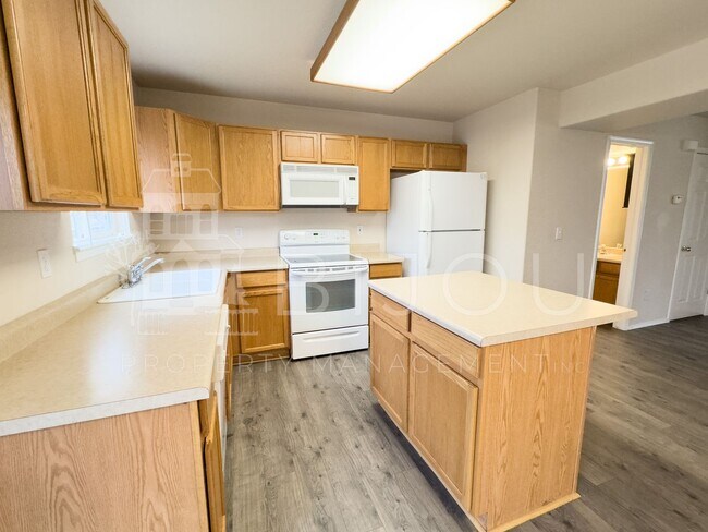 Building Photo - Van Buren Townhome