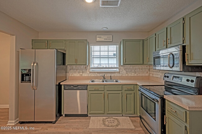 Building Photo - 7728 Pikes Peak Dr