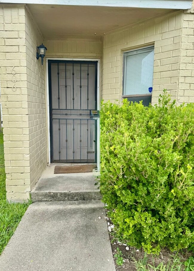 Building Photo - New Rental! 2-Story Townhome in Calallen –...