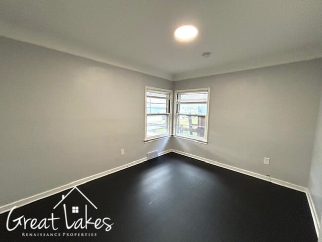 Building Photo - Cozy 2 Bedroom 1 Bathroom now available fo...