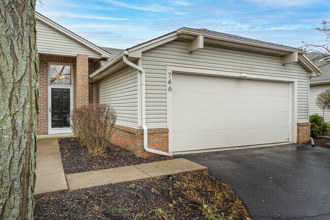 Building Photo - 746 Hilltop Ln