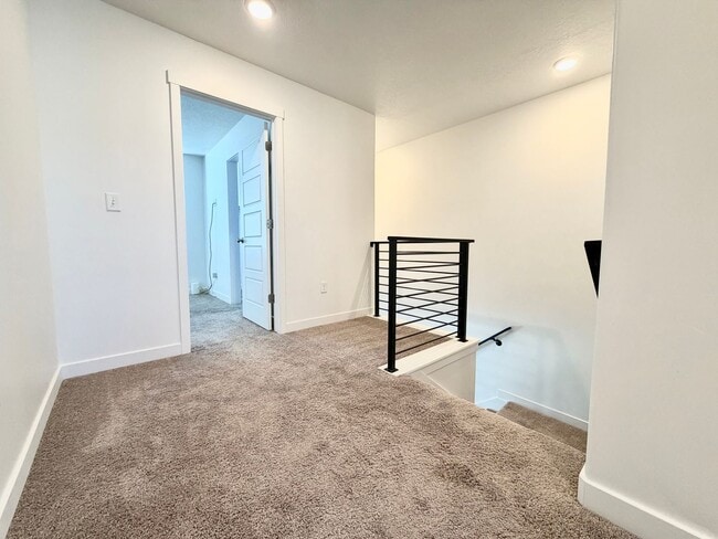 Building Photo - 3 Bed + 2.5 Bath Townhome w/ Garage, Storage & Dogs Allowed Near Jordan Landing