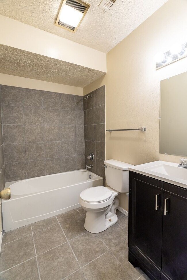 Building Photo - 559 S Ray Ave