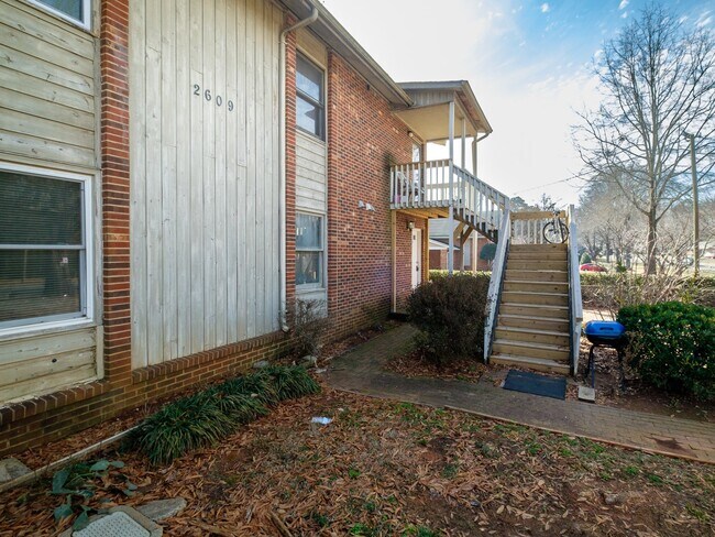 Building Photo - 2609 Eastway Dr