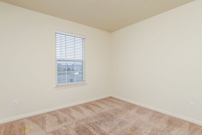 Building Photo - 3 Bedroom Ready for Immediate Move In!