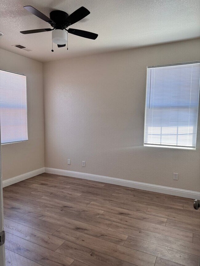 Building Photo - Move in Ready