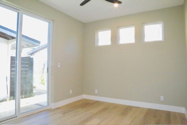 Building Photo - Center (729)
