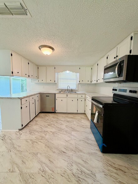 Building Photo - 3610 Davis St