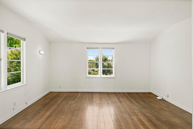 Building Photo - Large, Beautiful Upper Piedmont Home