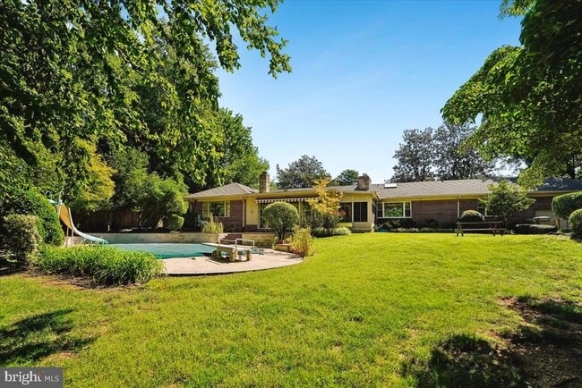 Building Photo - 8106 W Boulevard Dr