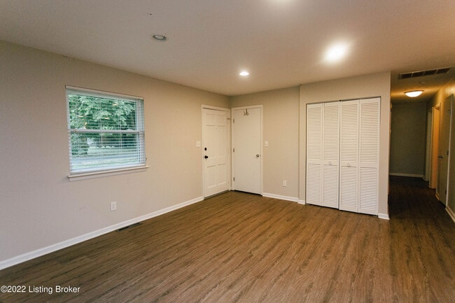 Building Photo - 2421 Woodmont Dr