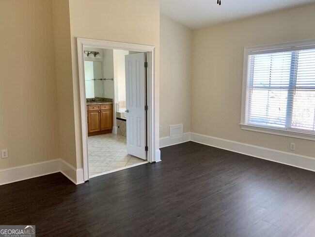 Building Photo - 5460 Glenridge View NE