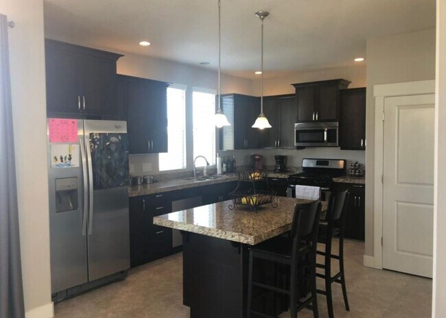 Building Photo - Beautiful 3 Bedroom Townhome in Daybreak!