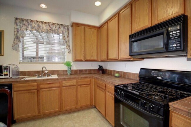 Building Photo - North Natomas 2 Story 3 Bedroom w/ Loft. 2...
