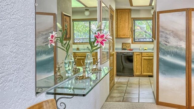 Building Photo - Serene 3 bed/2 bath home in beautiful garden setting | Available June