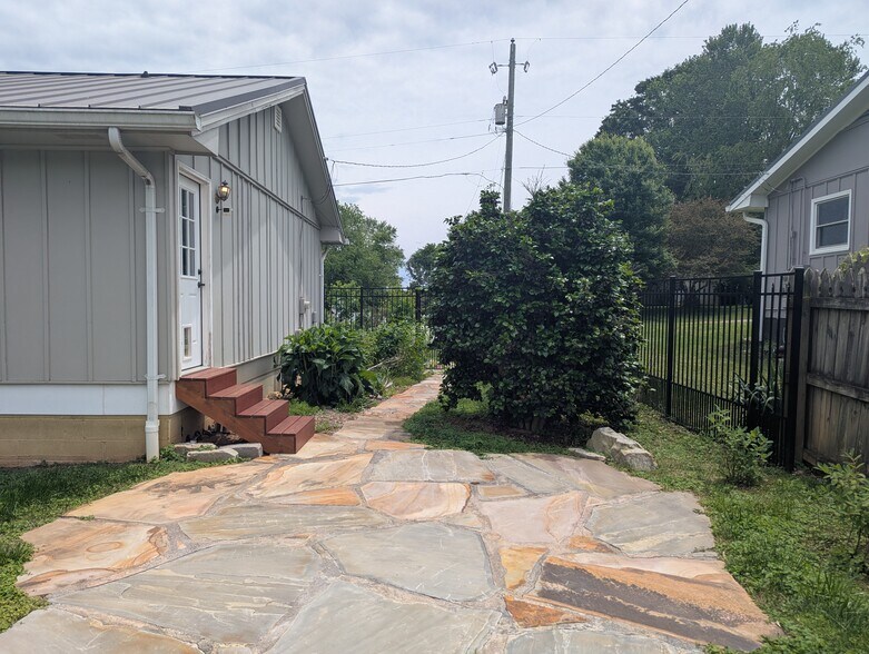 Building Photo - 18 Fieldcrest Rd