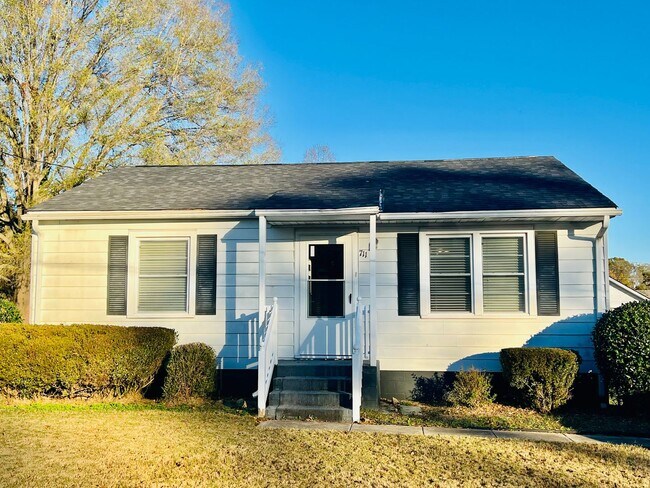 Building Photo - 2 bed with Large Garage