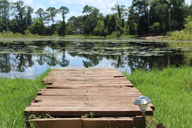 Building Photo - Beautiful 2 bedroom Lakefront Home