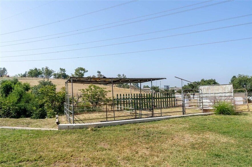 Building Photo - 13057 Gladstone Ave