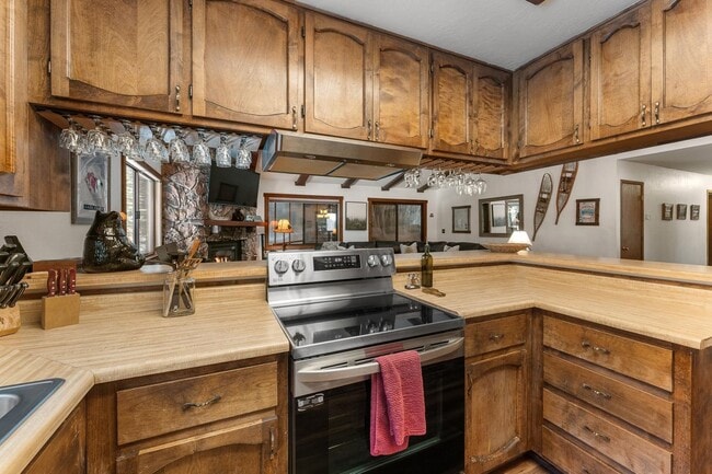 Building Photo - SKI LEASE: Ranch Home with Garage & Gas Fireplace!