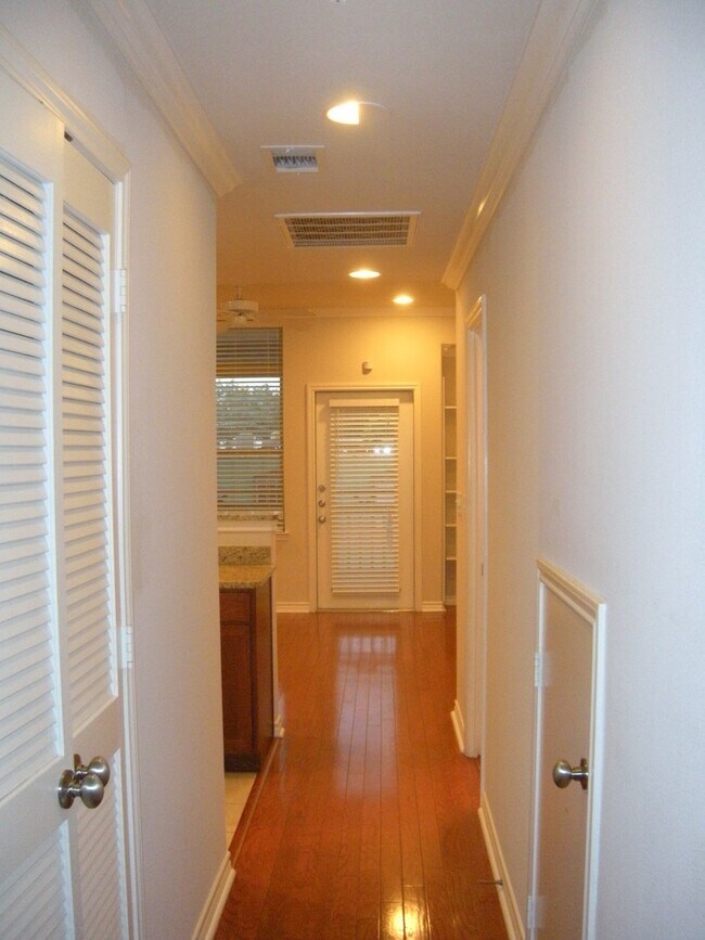 Building Photo - PRE-LEASE NORTH CAMPUS LUXURY 3 BEDROOM AUGUST