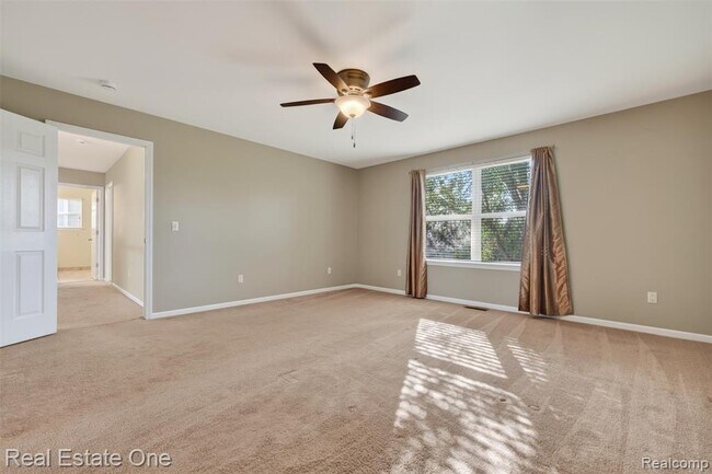 Building Photo - 699 Bay Pointe Dr