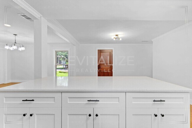 Building Photo - Newly Renovated 3 Bed / 2.5 Bath with Doub...