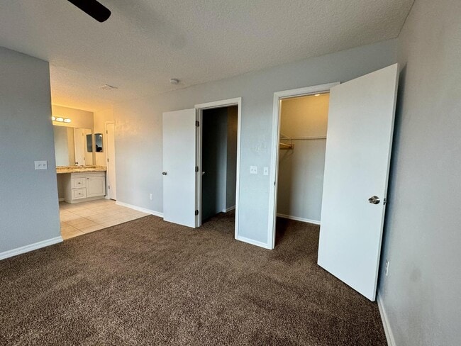 Building Photo - Contemporary Townhome for Rent in Davenpor...