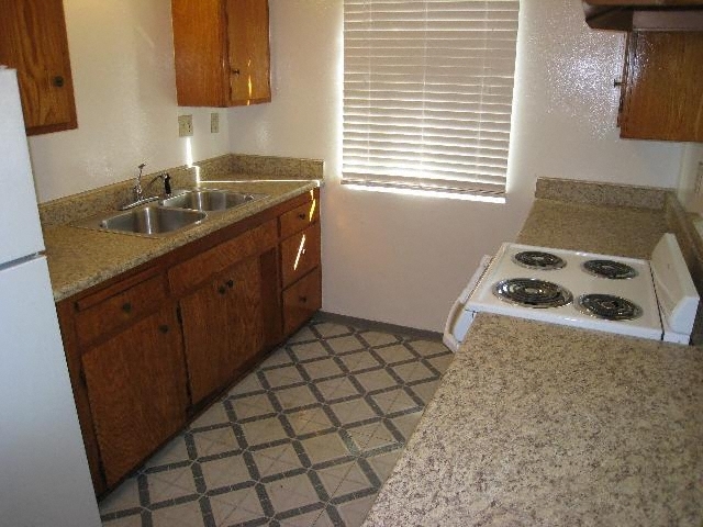 Building Photo - Twin Palms Apartments