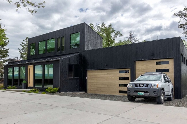 Building Photo - Modern Luxury Rental with Unobstructed Flatiron Views