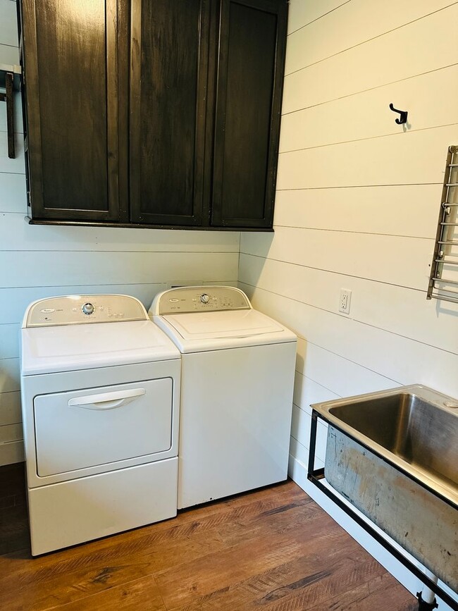 Building Photo - Charming Vintage Farm House