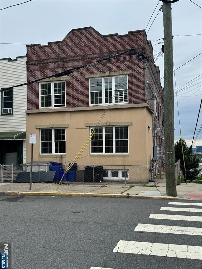 Building Photo - 183 Thorne St