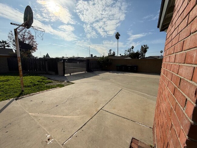 Building Photo - Large Corner lot with Lots of Curb Appeal