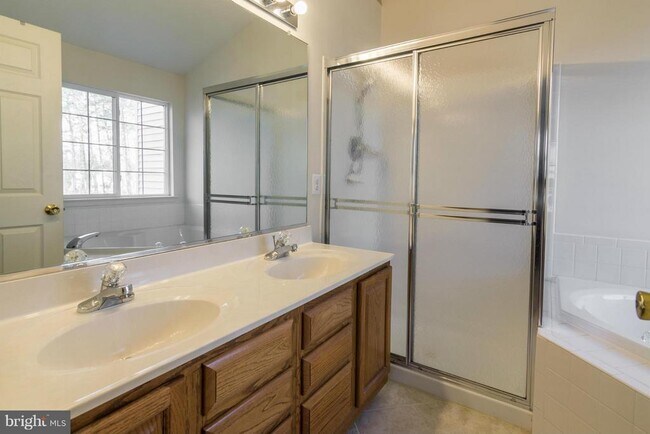 Building Photo - 2715 Summers Ridge Dr