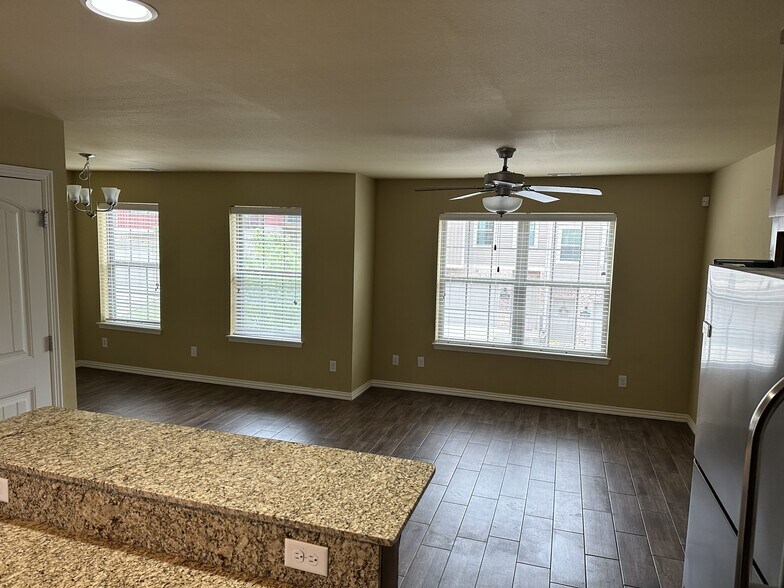 Building Photo - 2813 W Cottonwillow Way