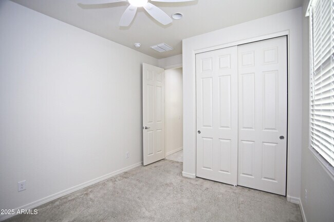 Building Photo - 976 W Finch Dr