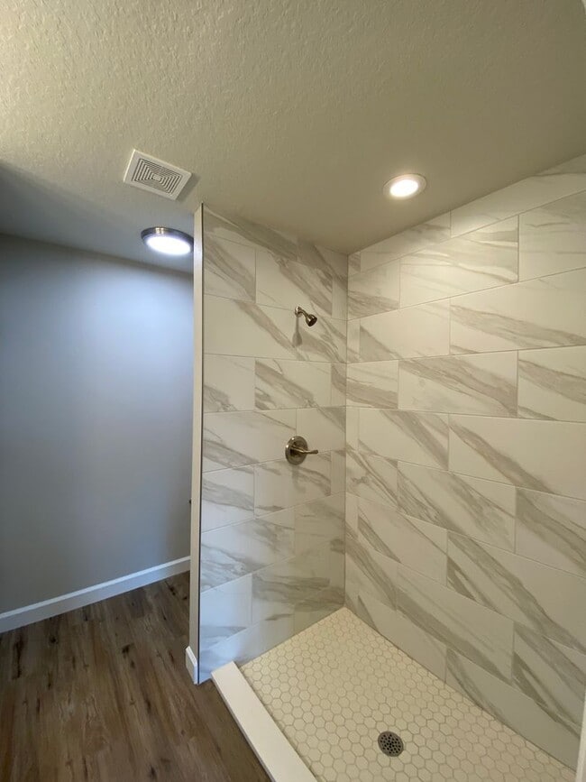 Building Photo - Custom Home - Desirable SE Belleview Neigh...