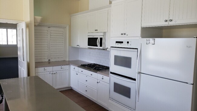 Building Photo - 16020 Huntington Garden Ave